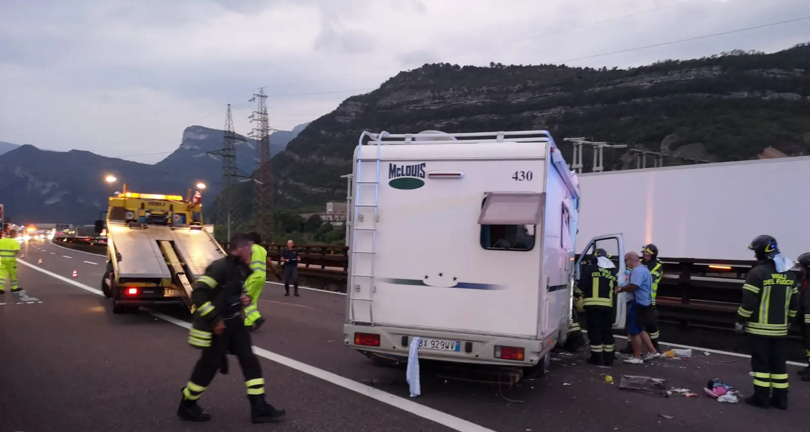 Camper ribaltato in A22 Quattro feriti, lunghe code