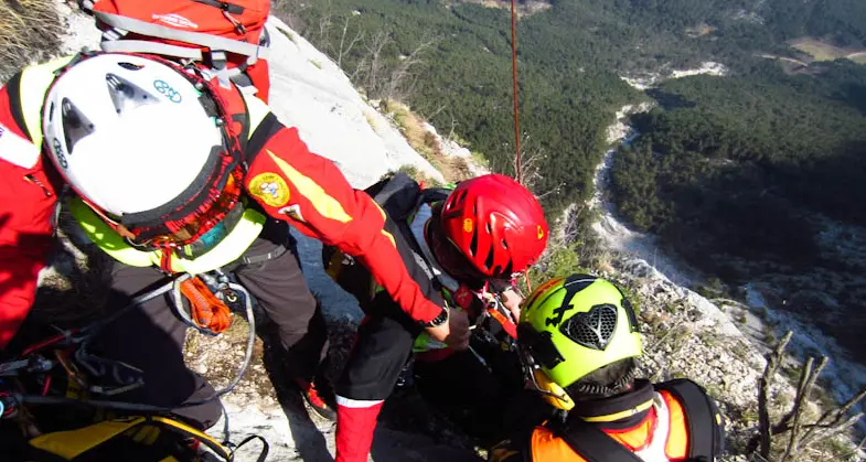 Vola in parete a Ceniga grave un giovane climber sulla via Aphrodite