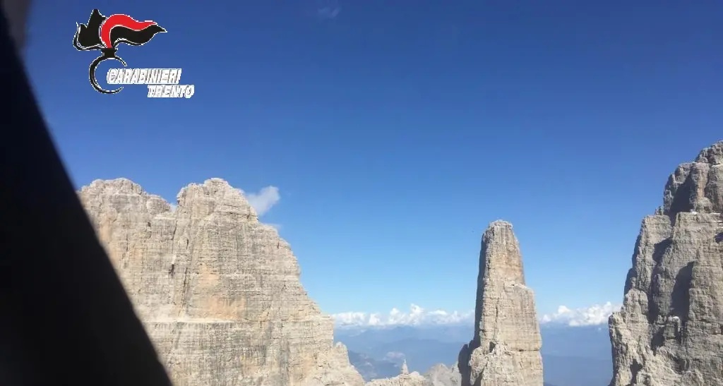 Una \"slackline\" sul Gruppo del Brenta mette in pericolo l'elicottero del 118 I carabinieri indagano su quattro giovani