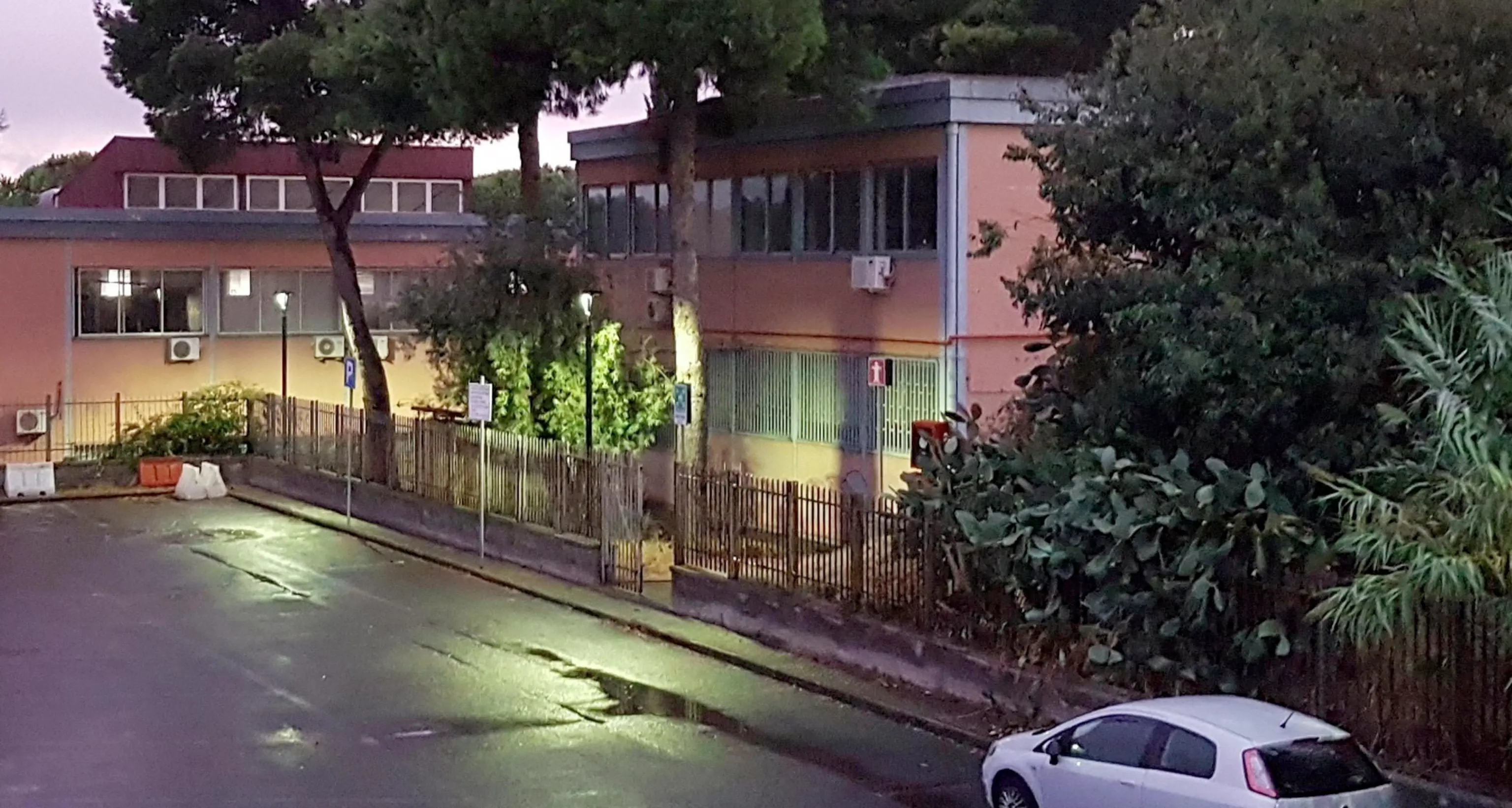 Papà lo dimentica in auto per 5 ore sotto il sole cocente: muore bimbo di due anni
