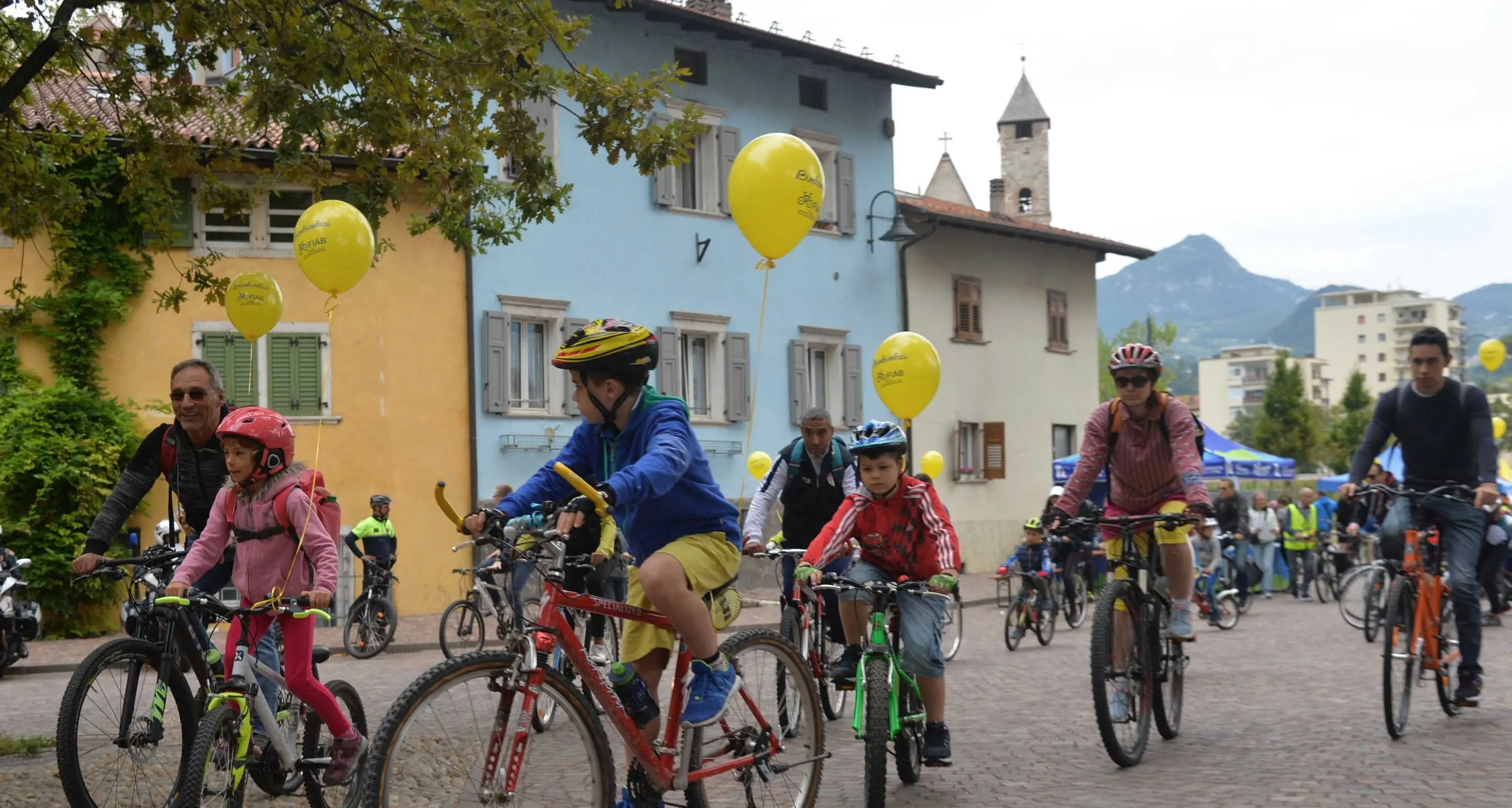 Dai bambini agli anziani Erano in 500 ieri in sella per l'iniziativa Trento in bici