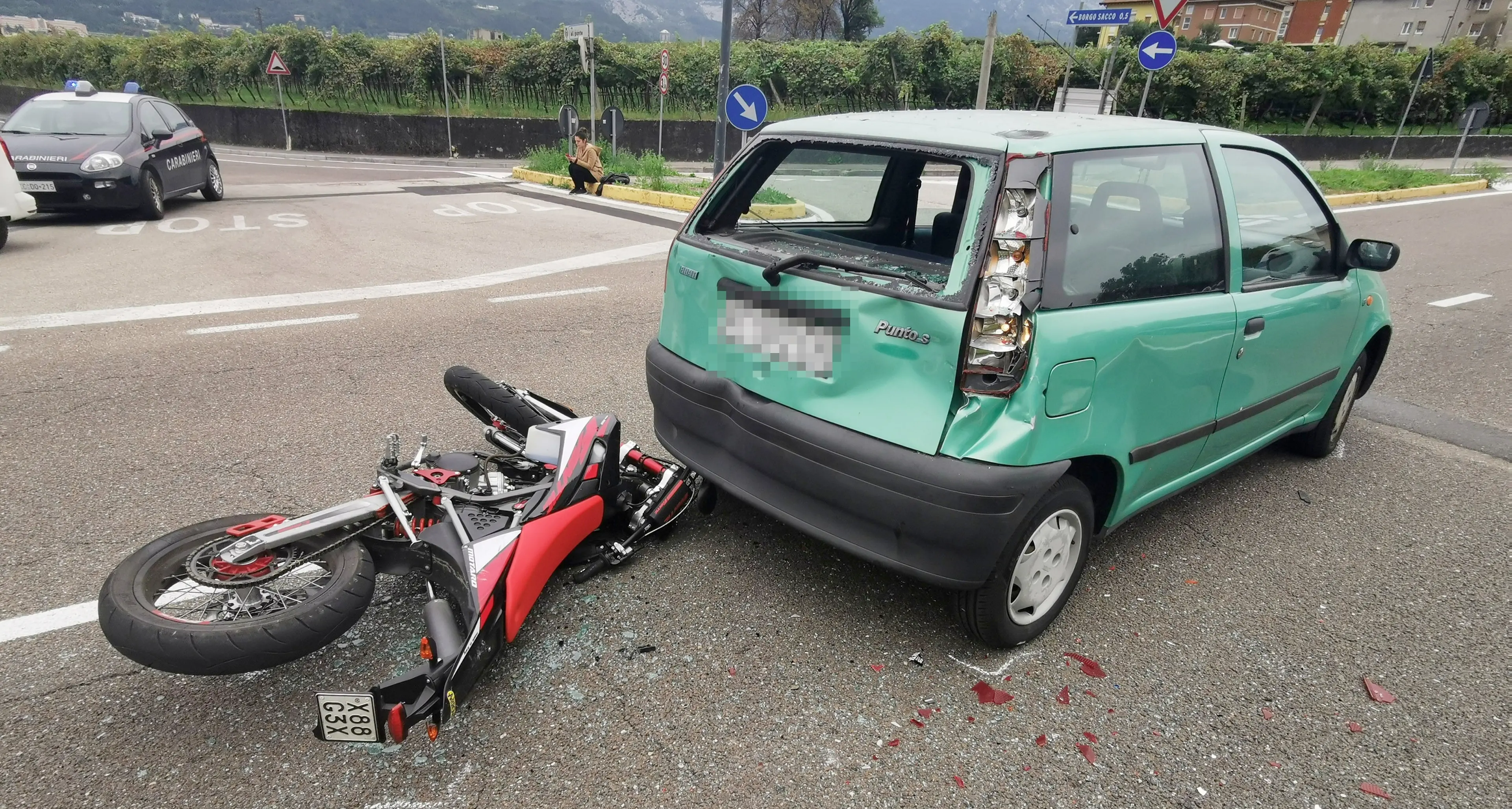 Isera: 15enne in motorino tampona una Punto e viene sbalzato di sella