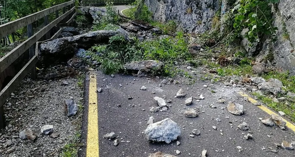 Frana sulla pista ciclabile fra Sarche e il Limarò: la strada è chiusa