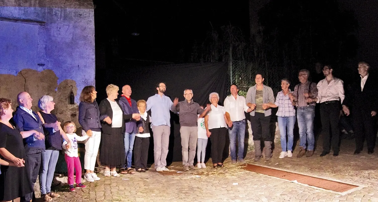 \"Se son donne fioriranno\" in val di Cembra i paesani si fanno compagnia teatrale
