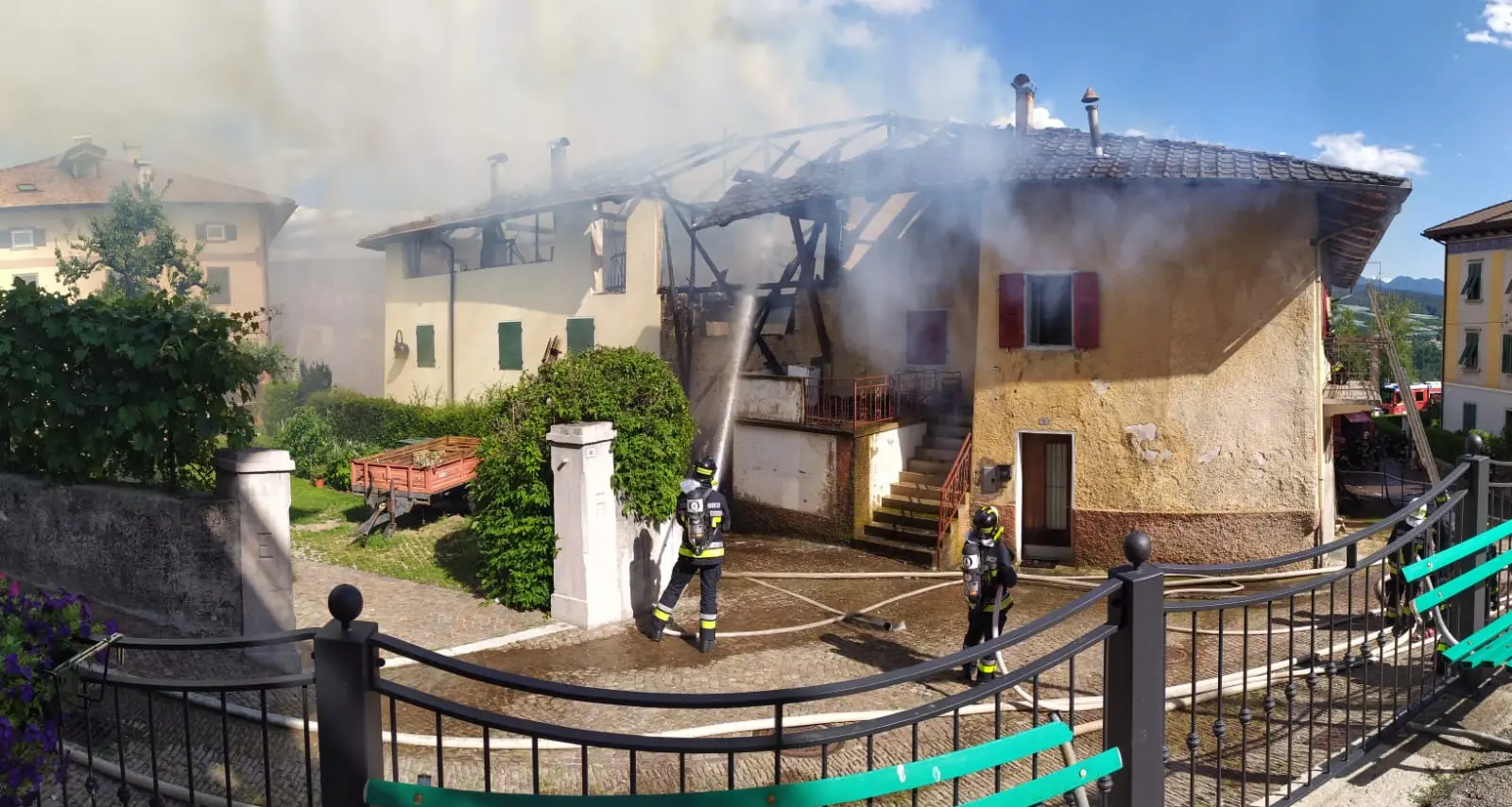 Grosso incendio nel centro storico di Cloz Cinque appartamenti devastati dalle fiamme Fortunatamente non ci sarebbero feriti
