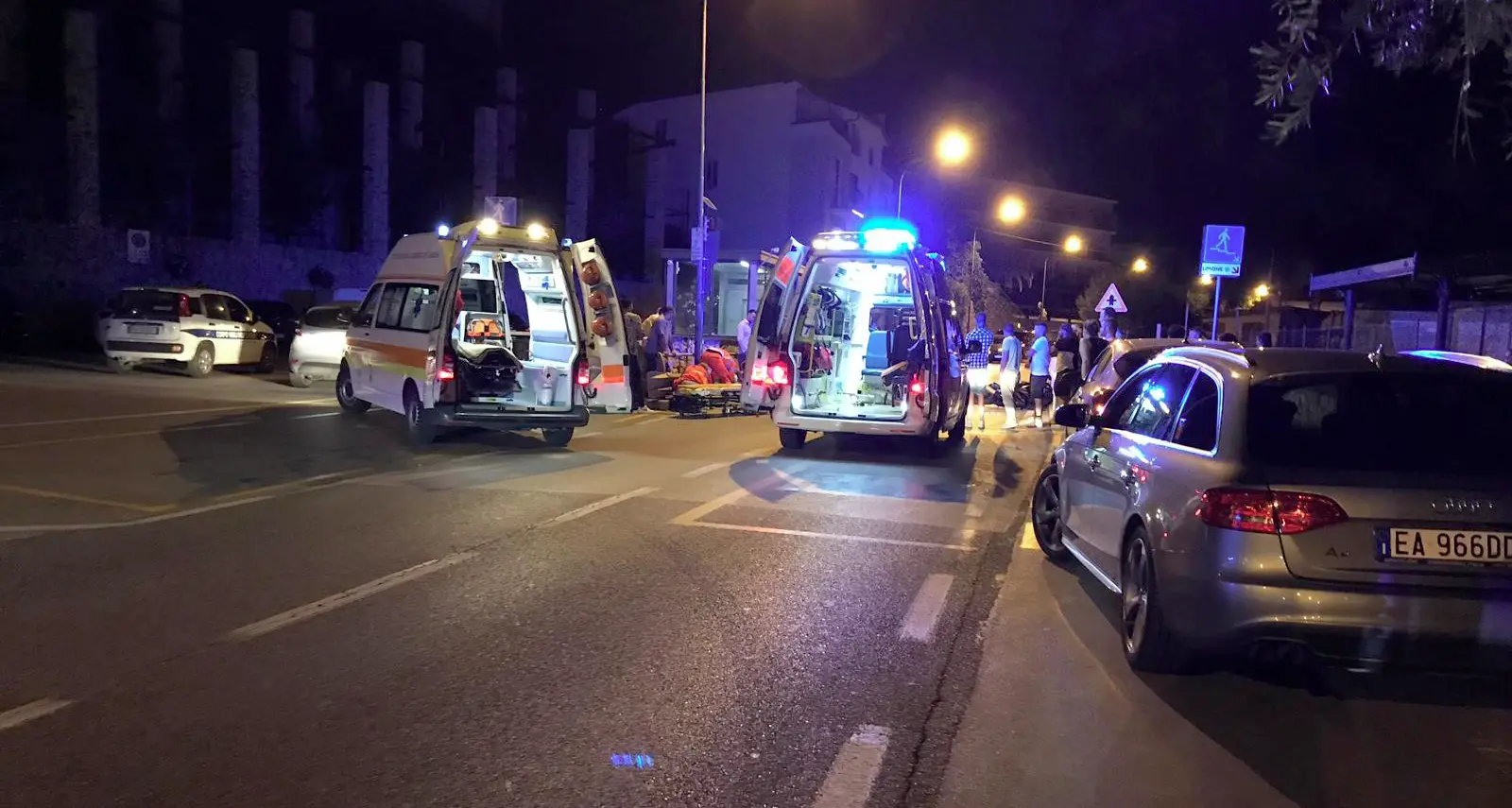 Ferito un 18enne in scooter: caccia a un'auto pirata