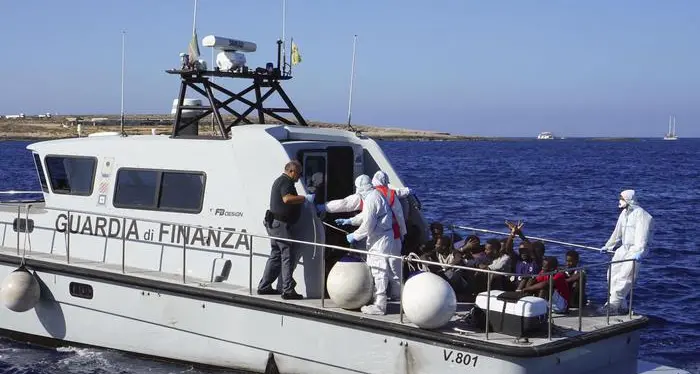 Open Arms: Salvini cede al premier Conte Sbarcati i 27 minori