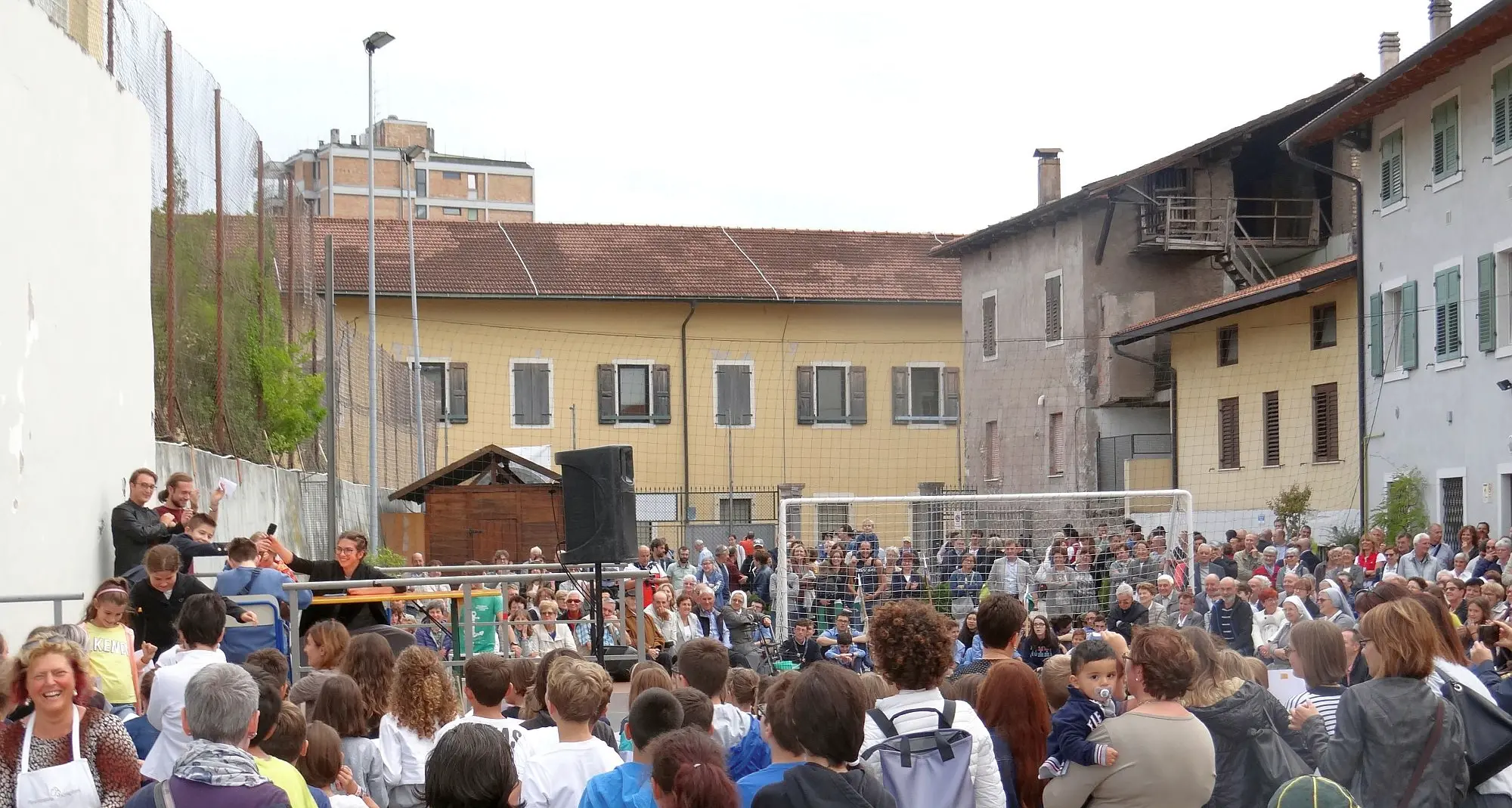 I Canossiani se ne vanno una folla per i saluto con il vescovo in oratorio