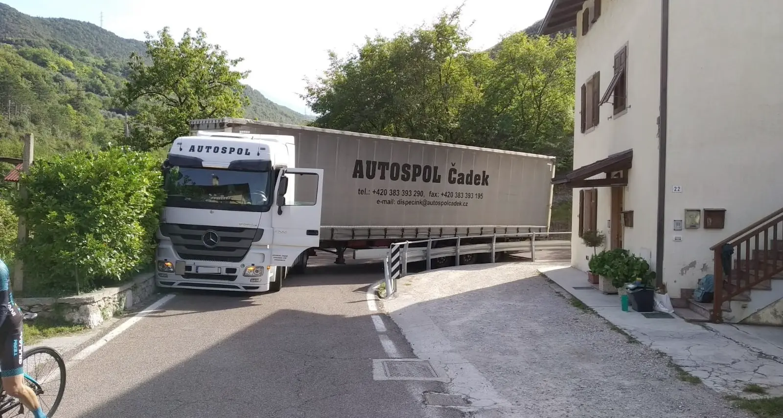Il Tir si incastra in curva 15 pompieri e l'autogru per liberare la «stretta»