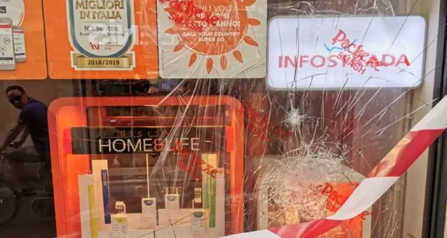 Vetrina presa a martellate Colpo alla Wind di piazza Pasi