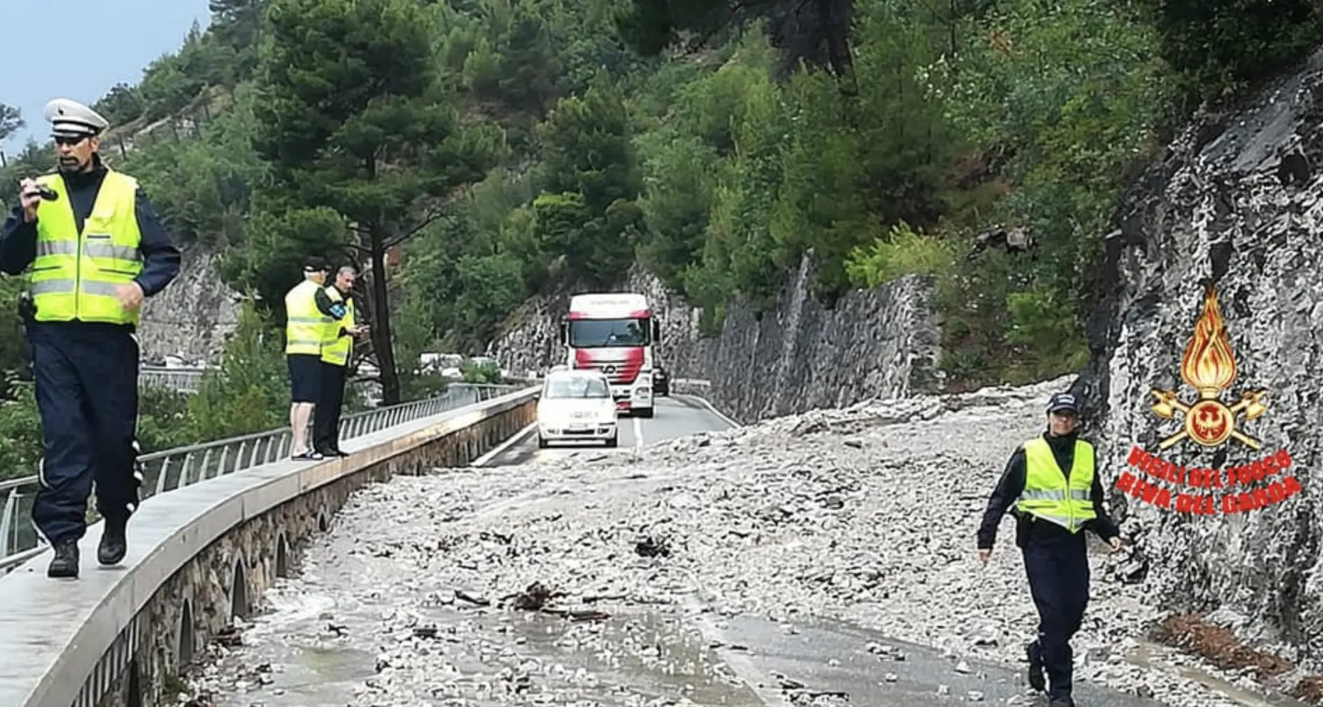 Frana sulla Gardesana al confine con Limone: circolazione bloccata