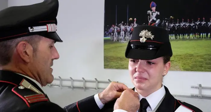 La figlia di Zoeggeler diventa carabiniere e piange mentre il papà la decora