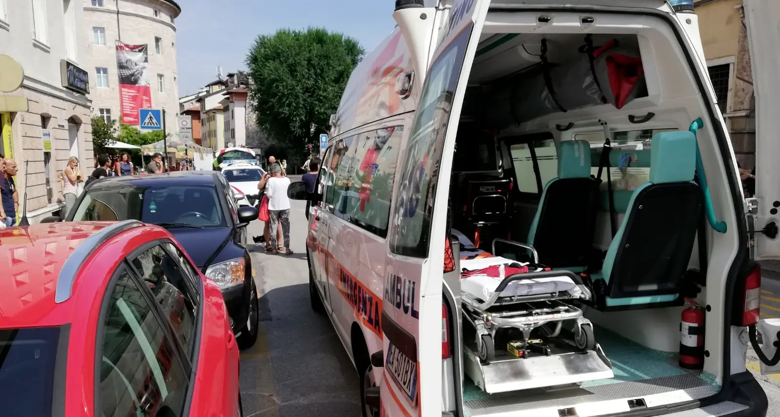 Ragazza investita in via Lunelli è grave al Santa Chiara: i rilievi sono in corso