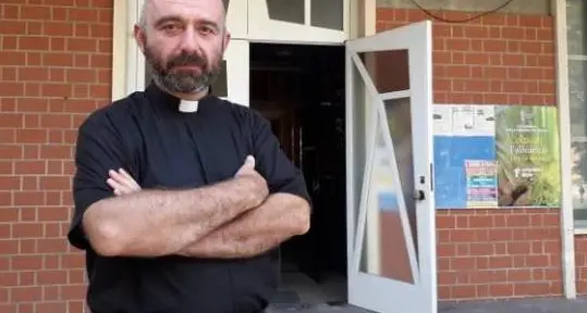 Il parroco di Piacenza in arresto l'accusa; drogava i ragazzi per addormentarli e violentarli