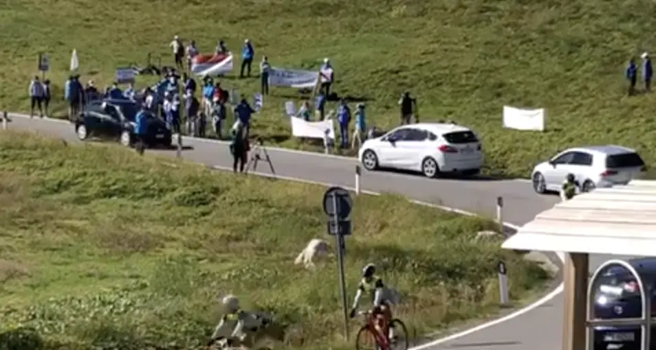 Clamorosa protesta a Passo Sella \"flash mob\" ambientalista \"basta auto, solo biciclette\"