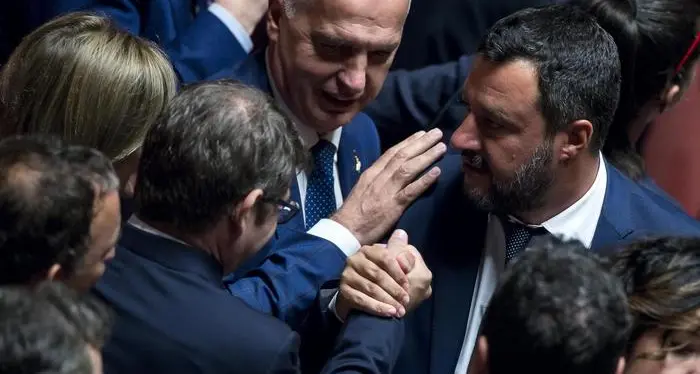 La Tav spacca il governo Bocciato il \"no\" del M5S Il Pd: «Conte vada al Colle»