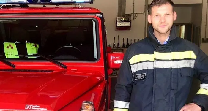 Pompiere salva una donna che rischiava di annegare