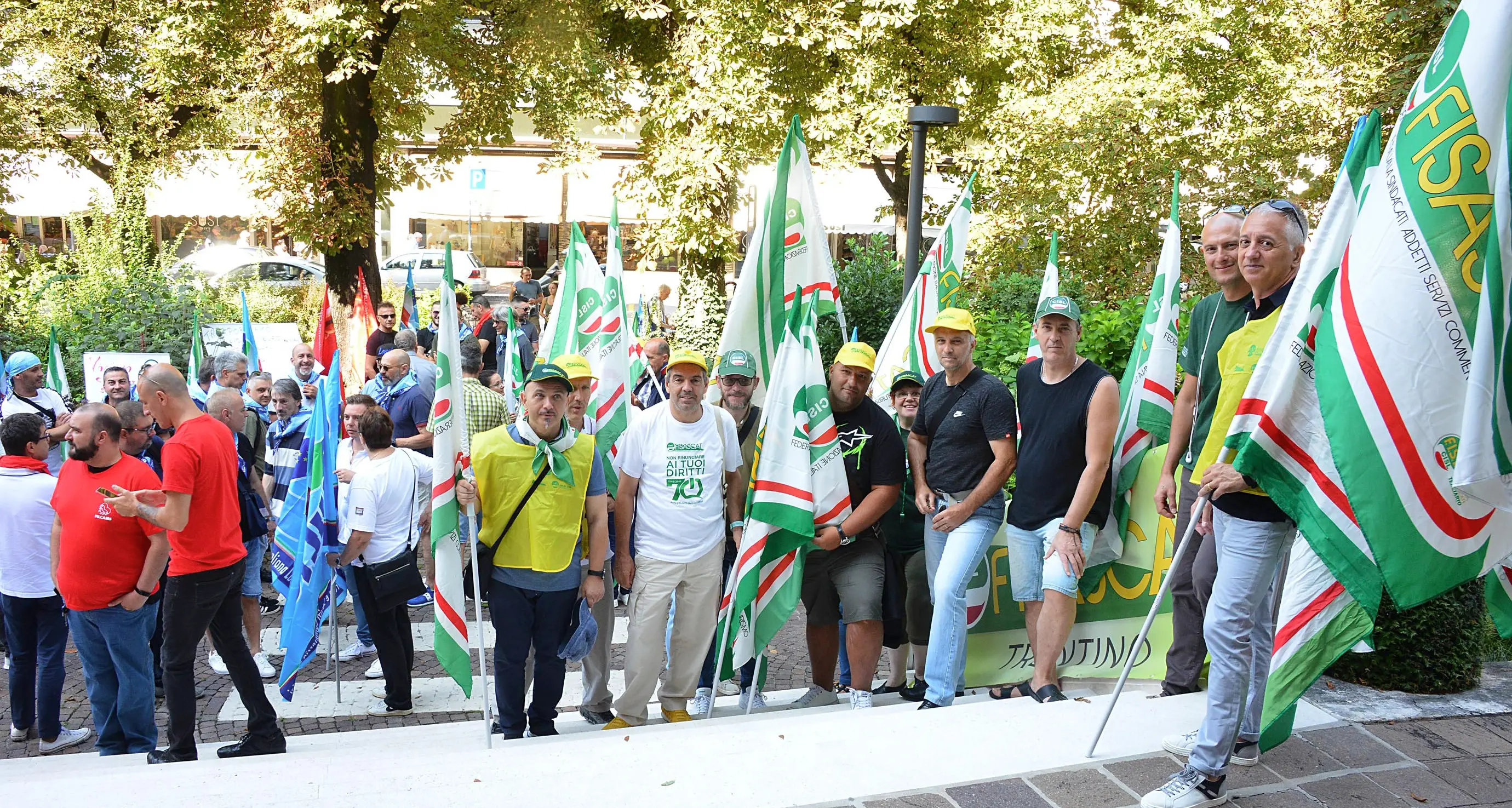 I \"vigilantes\" in sciopero al Palazzo del Governo: \"Vogliamo il contratto\"
