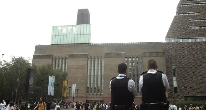 Bimbo cade dalla terrazza della Tate Gallery a Londra Preso un 17enne: tentato omicidio