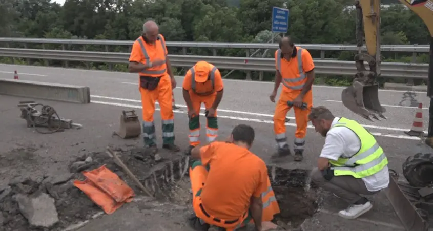 Buca in tangenziale a Trento sud: traffico deviato in Destra Adige