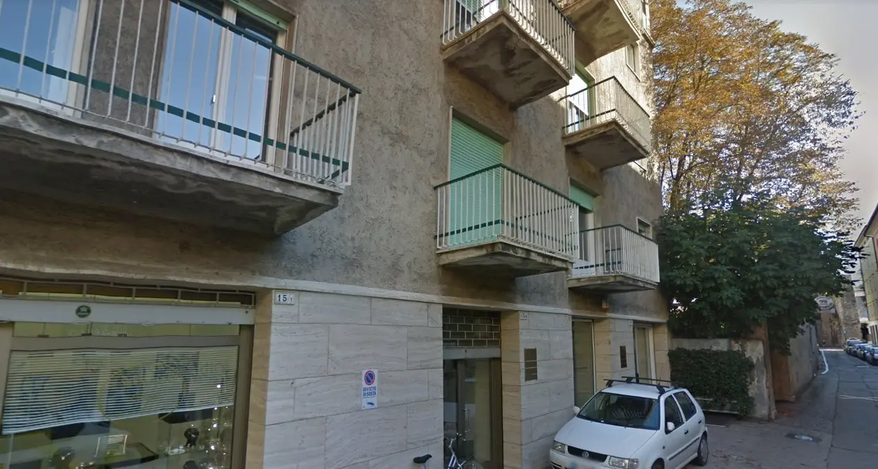 Cade dalla finestra del secondo piano: ragazza ferita in via degli Orti