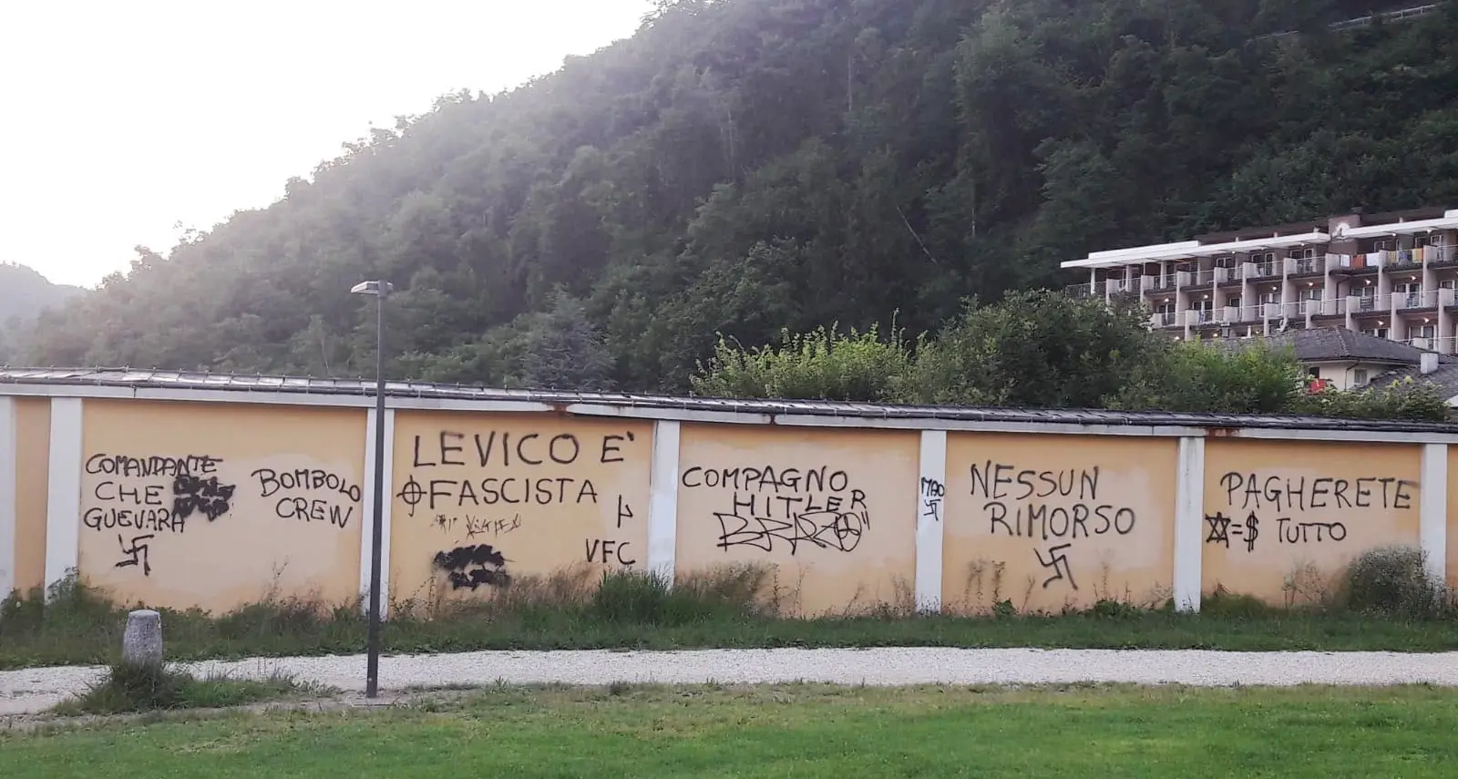 Scritte naziste sui muri a Levico Svastica anche a Bosentino