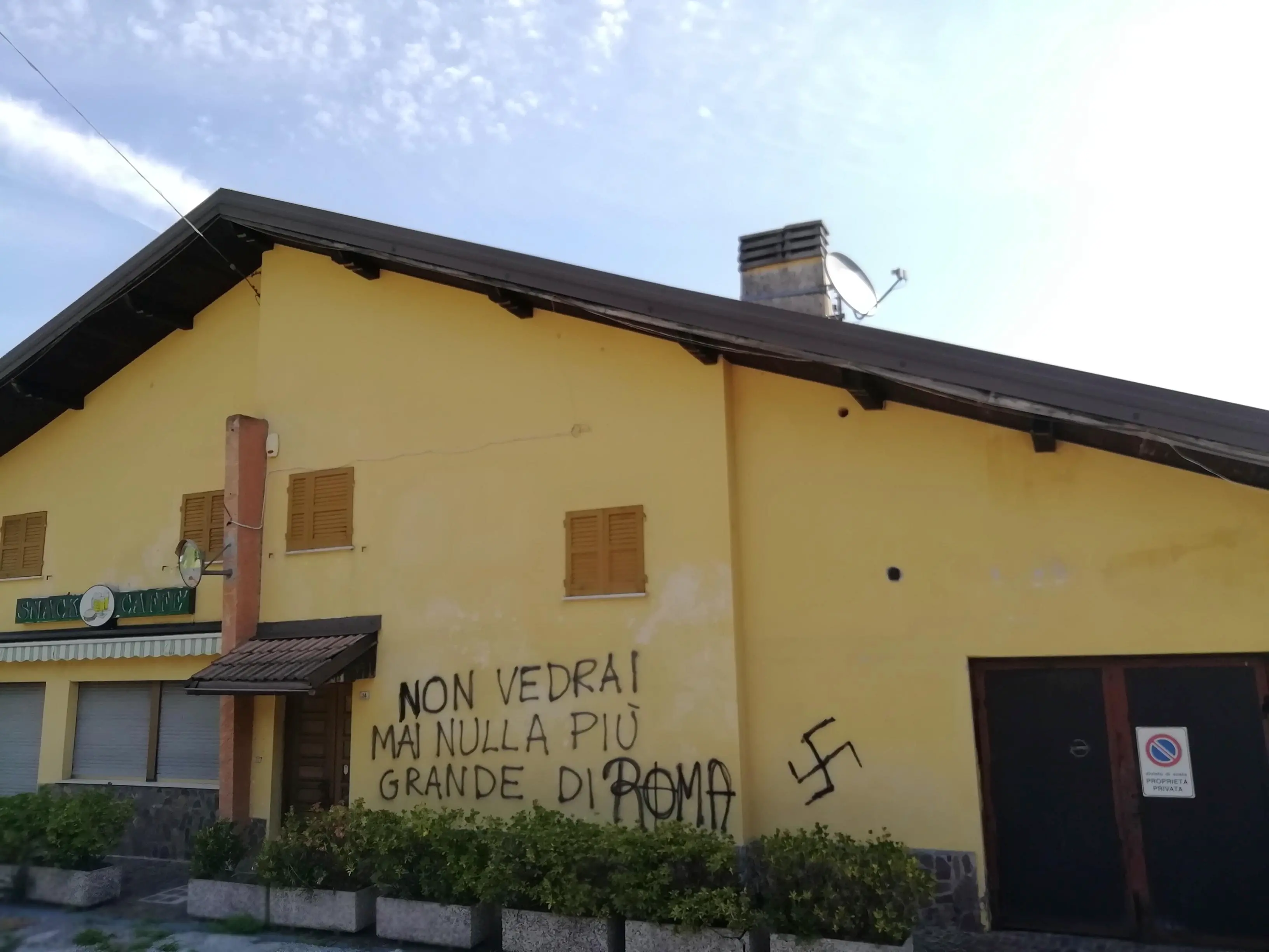 scritta nazista - scendendo da Bosentino verso Calceranica, sulla facciata dell'ex \\\"Snack Caffè\\\"
