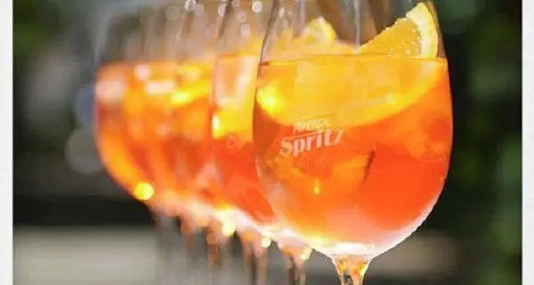 Assalto allo spritz sottocosto nei bar con alcolici rubati