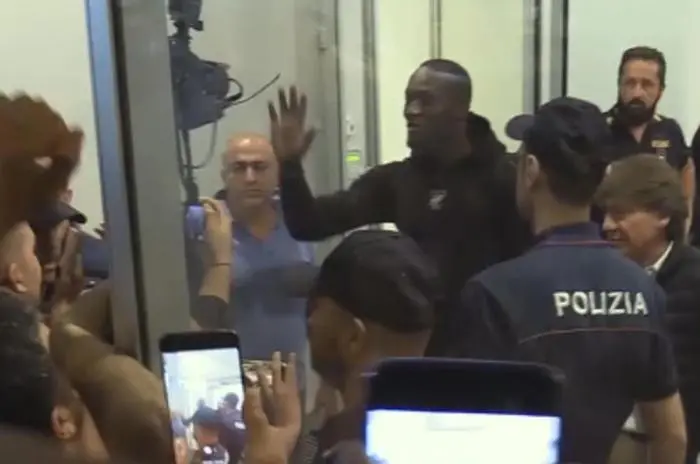 Cori dei tifosi interisti all'una di notte alla Malpensa, entusiasmo quando Lukaku li saluta, Milano, 09 agosto 2019. Quasi un centinaio di tifosi nerazzurri hanno aspettato a Malpensa l'arrivo di Romelu Lukaku, scandendo l'attesa con cori per il nuovo acquisto e sfottò agli avversari. L'aereo è arrivato dopo l'una. L'entusiasmo dei tifosi è stato incontenibile quando l'attaccante si è avvicinato per salutarli. Tra i bagagli del calciatore, l'irrinunciabile X-Box. ANSA / ALANEWS