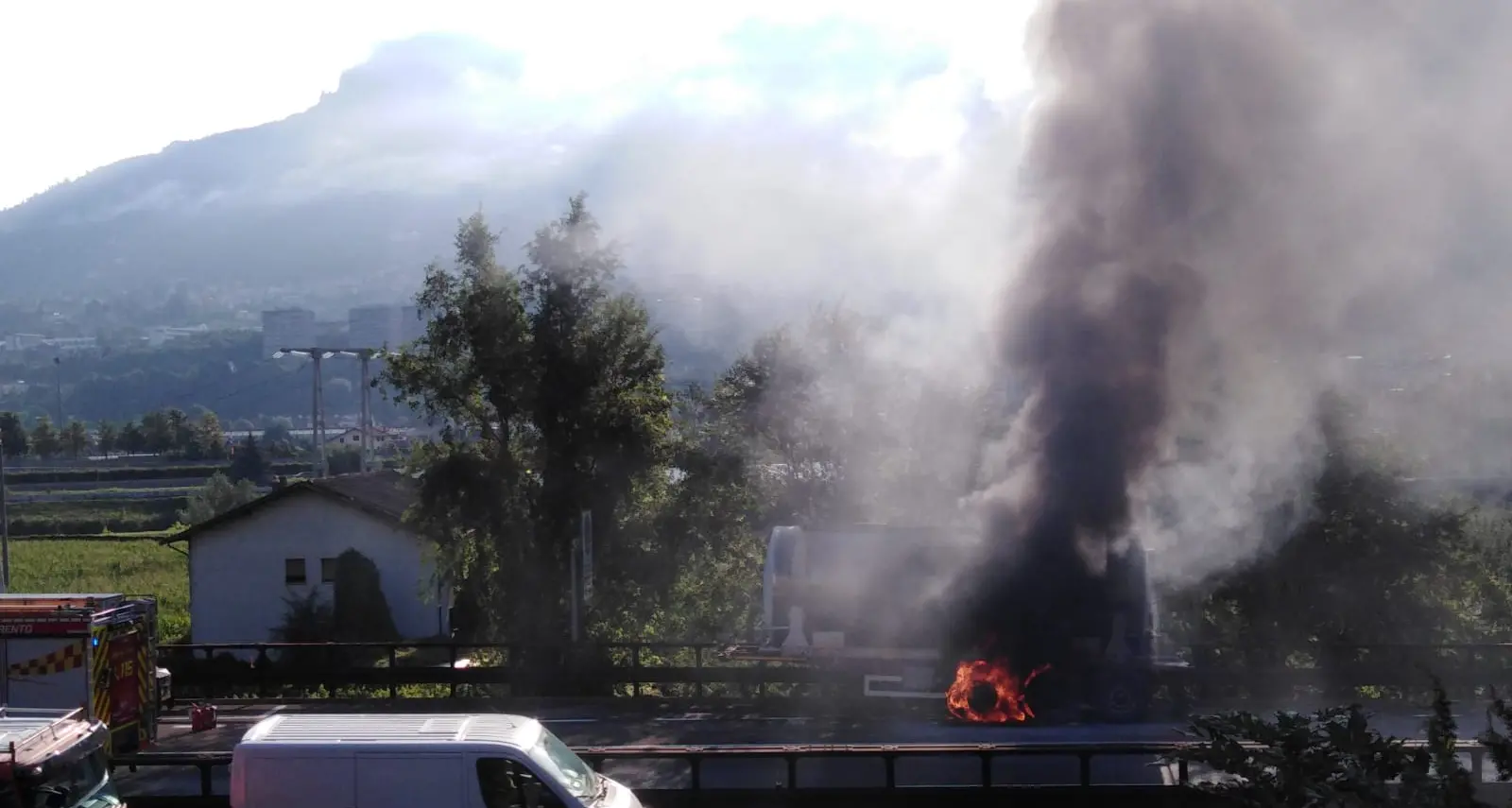 Autocisterna in fiamme sull'A22 a Ravina