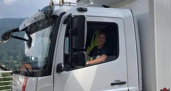 Alexa, 22 anni, laureata e al volante di un camion
