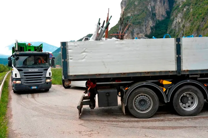 RIGOTTI AUTODEMOLIZIONI / in foto la strada con cedimenti per mancanza di manutenzione e pericolo per passaggio camion FOTO DI ALESSIO COSER
