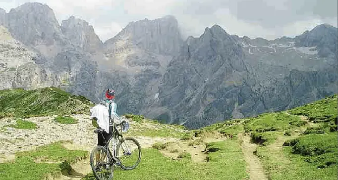 Sentieri vietati alle bici, ma i cartelli non ci sono La Sat: «Boom di ebike e mtb, situazioni pericolose»