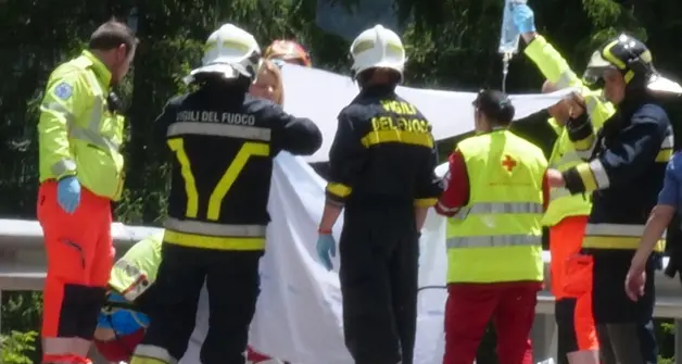 Ennesimo schianto auto-moto Muore un motociclista