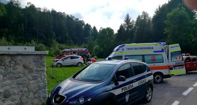 Malore alla guida: si schianta contro il muro del cimitero