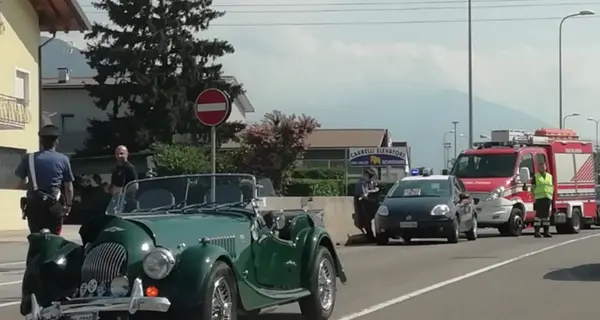 Scontro con l'auto d'epoca Nessun ferito, tanti curiosi
