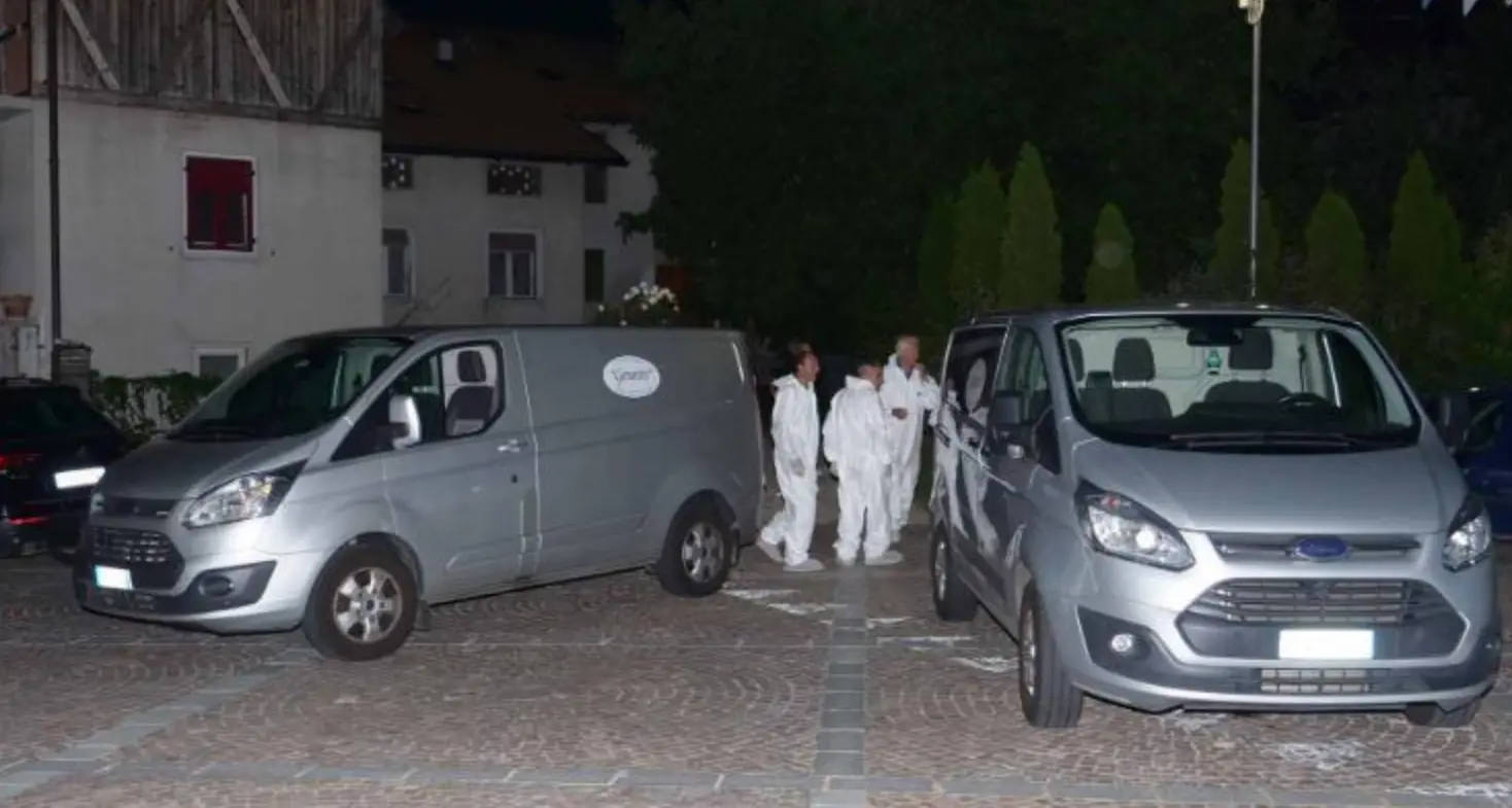 Spara ai genitori e si uccide: «Scusate»