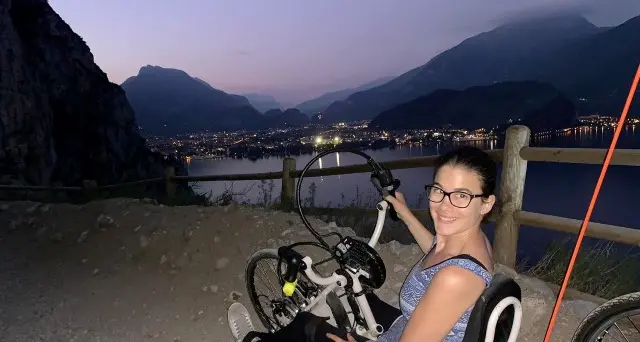 Chiara: dalla sedia a rotelle alla hand mountain-bike «La mia autonomia è vita»