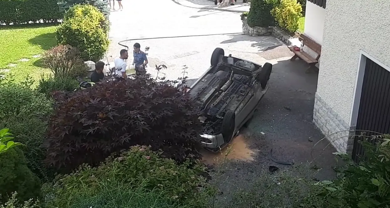 L'auto in sosta parte senza controllo