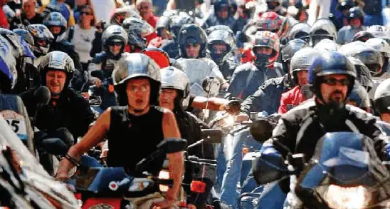 L'allegra invasione dei bikers Motoraduno, arrivi da tutta Europa