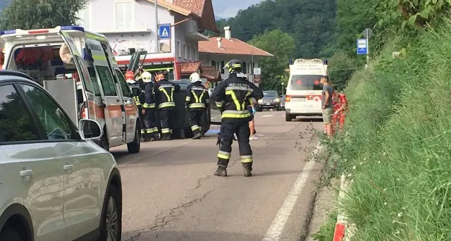 Si ribalta lungo la statale Ferito il parroco di Cavizzana