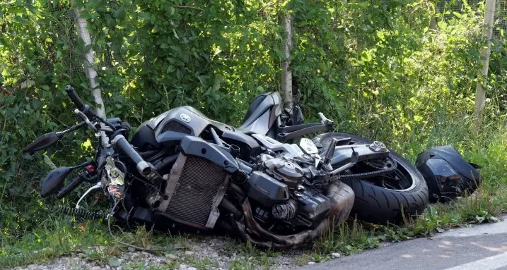 Scontro tra auto e moto a Livo Motociclista in gravi condizioni