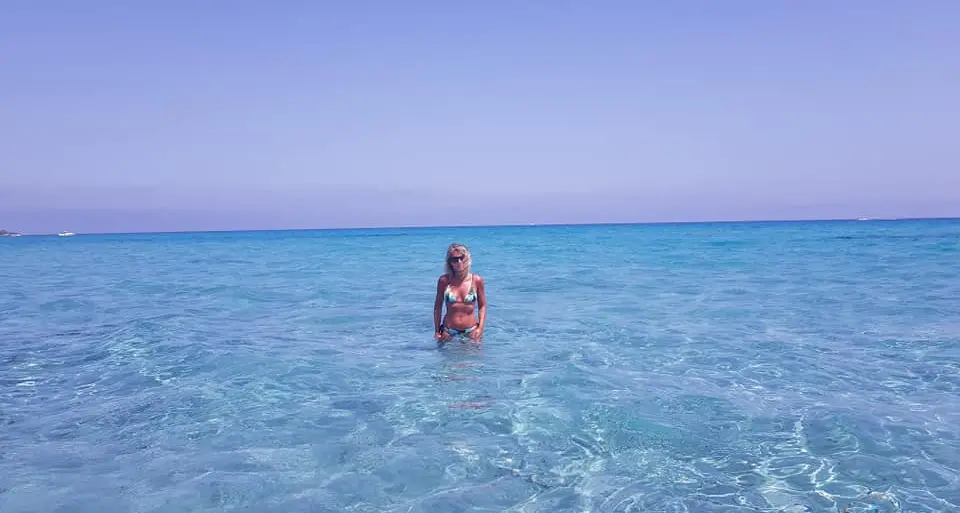 Derubati di tutto in spiaggia Debora Pedrotti e famiglia restano in costume e senza soldi