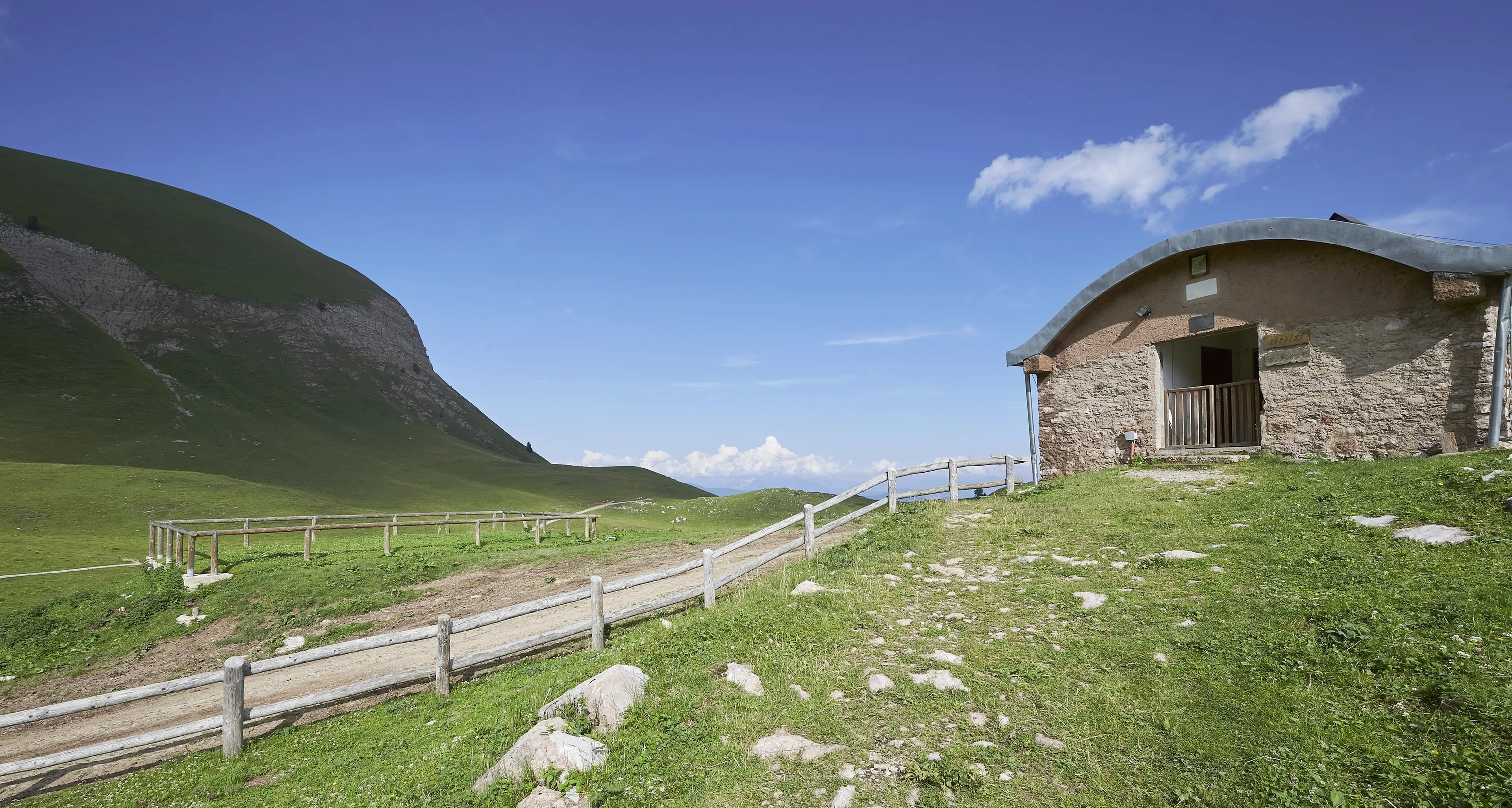 Val di Nana, un vero gioiello il bivacco Pinamonti restaurato dai volontari Sat di Rallo