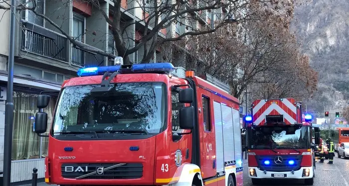 Incendio sotto i portici a Merano: due feriti, sette evacuati