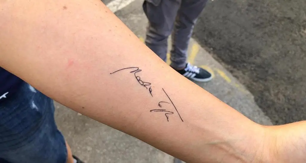 La fan trentina di Nadia Toffa le rende omaggio a Brescia con l'autografo tatuato