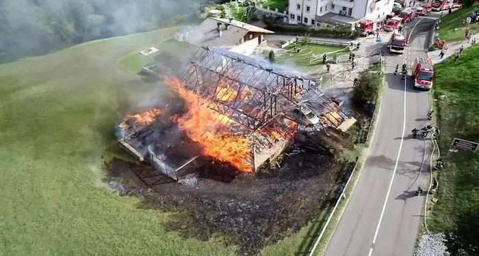 Disastroso rogo in Gardena: bruciato un grande fienile