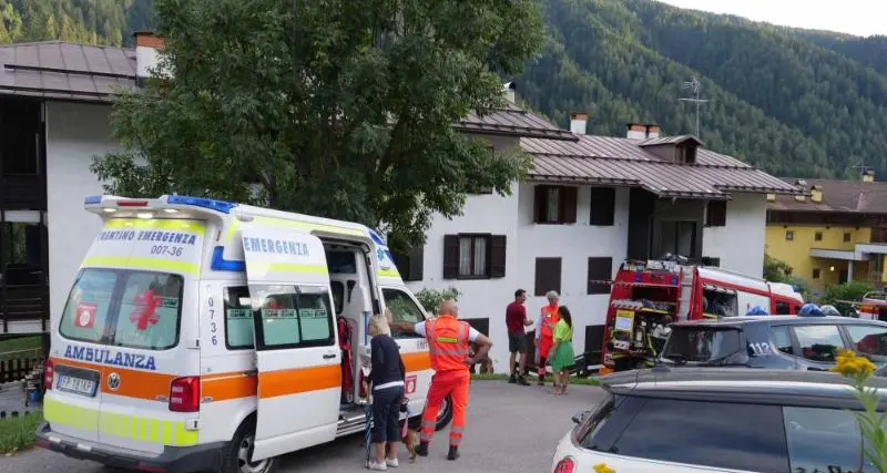 Elettrodomestico in fiamme in una casa di Mezzana I pompieri evitano il peggio, donna intossicata
