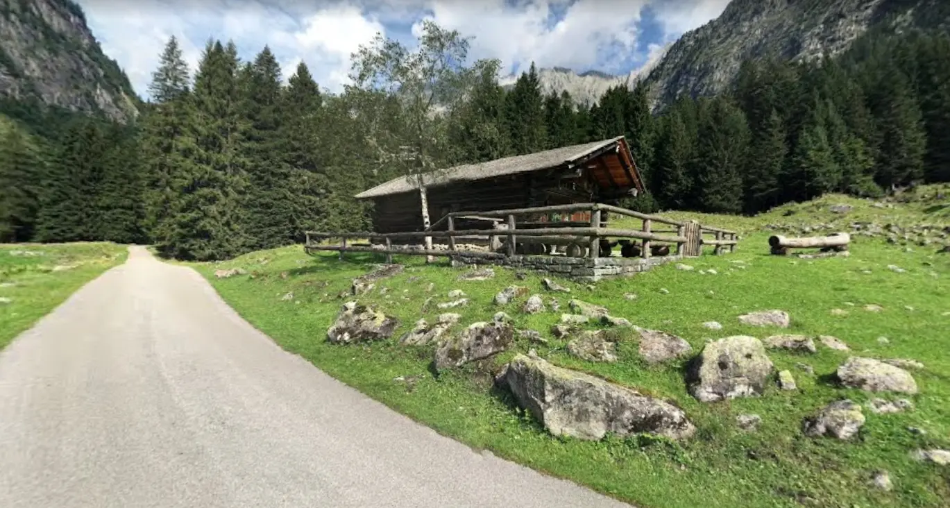 Val di Genova, cade a terra con la e-bike: turista in gravissime condizioni