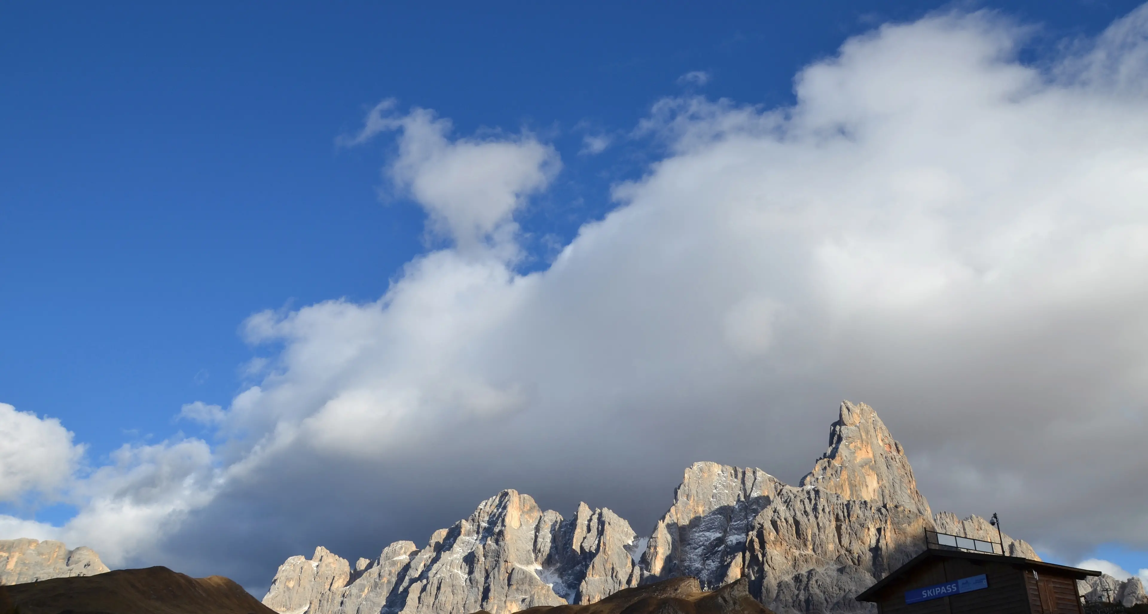 Investito da una scarica di sassi sulle Pale di San Martino alpinista cade per otto metri